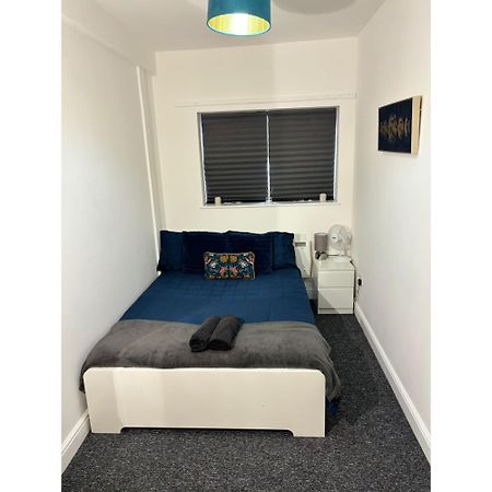 Enjoy A Spacious Lounge With A Cozy Sofa Bed And A Private Ensuite Bedroom 웬즈버리 외부 사진