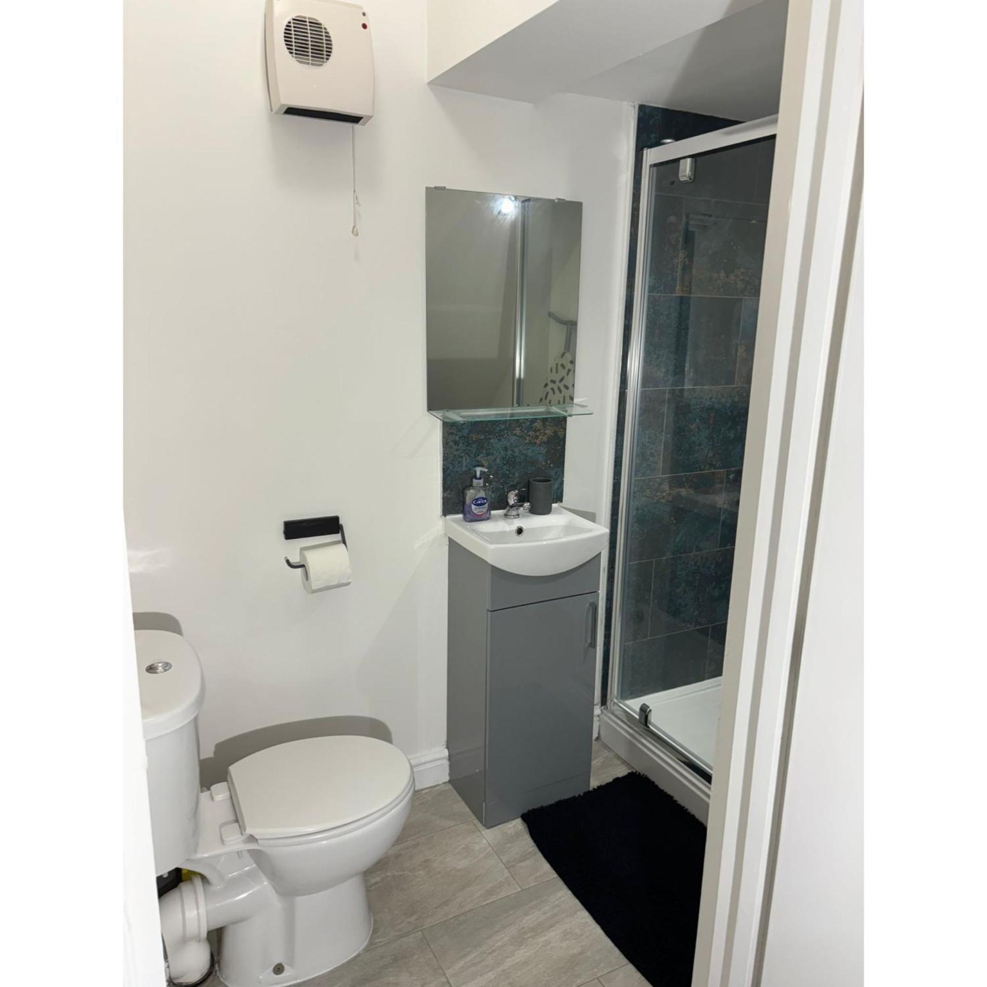 Enjoy A Spacious Lounge With A Cozy Sofa Bed And A Private Ensuite Bedroom 웬즈버리 외부 사진