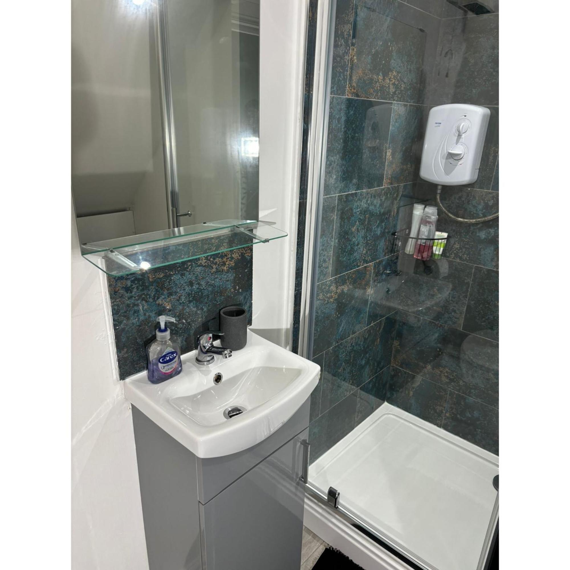 Enjoy A Spacious Lounge With A Cozy Sofa Bed And A Private Ensuite Bedroom 웬즈버리 외부 사진